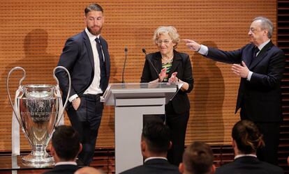 Sergio Ramos acompañado de Manuela Carmena y Florentino Fernández, durante la recepción en el Palacio de Cibeles.