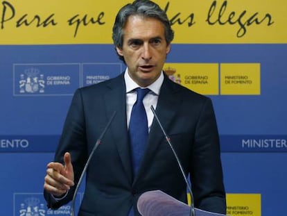 El ministro de Fomento, &Iacute;&ntilde;igo de la Serna, tras la reuni&oacute;n mantenida con comunidades aut&oacute;nomas y ayuntamientos para analizar la crisis del taxi y las VTC.