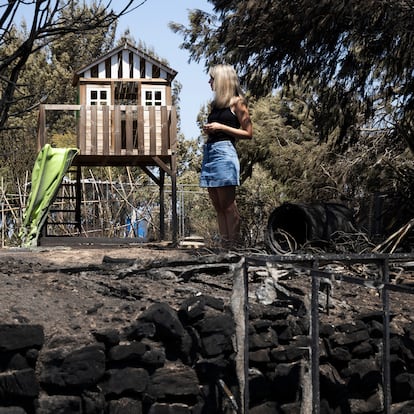 Marina Pampalona, en el jardín de su abuela Lluïsa Comelles, de 92 años, que se quedó atrapada en su casa durante el incendio, en la localidad de Vilamajor (Lleida).