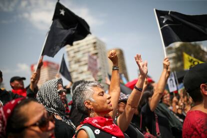 Colectivo de mujeres protestando en Chile