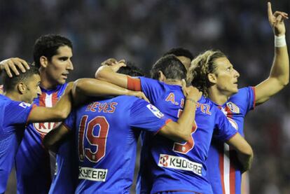 Forlán celebra el primer gol, junto al resto de sus compañeros, con un gesto de homenaje a su compatriota fallecido Diego Rodríguez.