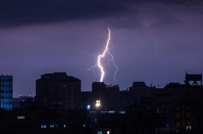 Un rayo cruza el cielo de la ciudad de Gaza, durante una tormenta.