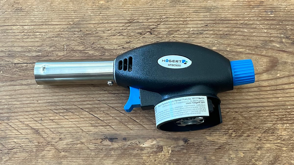 La desventaja del soplete de cocina Högert Technik es que requiere cartuchos intercambiables para funcionar.
