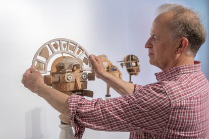 Aurelién Lortet  con 'Arqueo-cabeza', una de las cuatro cabezas que presenta en la exposición de la Facultad de Bellas Artes de Sevilla.