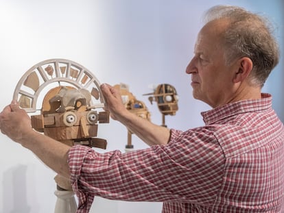 Aurelién Lortet  con 'Arqueo-cabeza', una de las cuatro cabezas que presenta en la exposición de la Facultad de Bellas Artes de Sevilla.