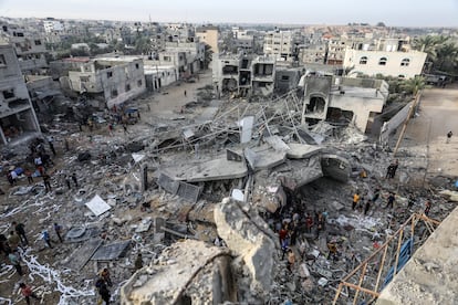 Búsqueda de supervivientes entre los escombros de un edificio demolido por los ataques israelíes en Rafah, este sábado. 