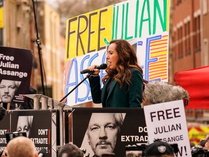 Stella Assange, esposa de Julian Assange, ante el tribunal de Londres, este martes.