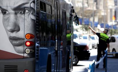 Varios agentes de tráfico han ayudado a autobuses y turismos a encontrar las vías más fáciles para redirigir el tráfico.