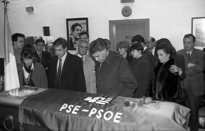 Capilla ardiente del abogado Fernando Múgica Herzog de 62 años, militante histórico del PSOE. ETA acabó con su vida de un disparo en la nuca acabó en 1996.