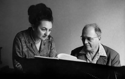 El compositor francés Olivier Messiaen y su esposa, Yvonne Loriod, durante una sesión de trabajo en el piano, en una imagen de 1967.