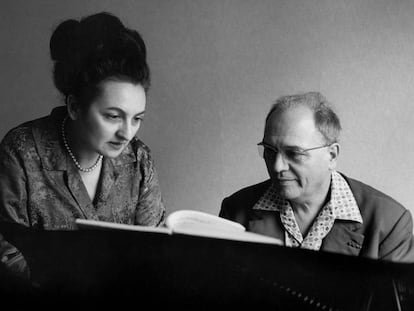 El compositor francés Olivier Messiaen y su esposa, Yvonne Loriod, durante una sesión de trabajo en el piano, en una imagen de 1967.