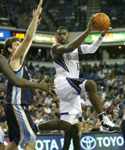 El escolta Tyreke Evans, de los Sacramento Kings, avanza ante el defensa catalán Marc Gasol, de los Memphis Grizzlies, en el partido entre los dos equipos disputado en Sacramento, California.