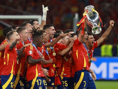 Berlin (Germany), 14/07/2024.- Team of Spain celebrates with the trophy after winning the UEFA EURO 2024 final soccer match between Spain and England, in Berlin, Germany, 14 July 2024. (Alemania, España) EFE/EPA/CLEMENS BILAN