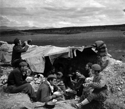 Milicianos de la División Ascaso toman el almuerzo, en el frente de Aragón en 1937, obra de la fotógrafa Margaret Michaelis.