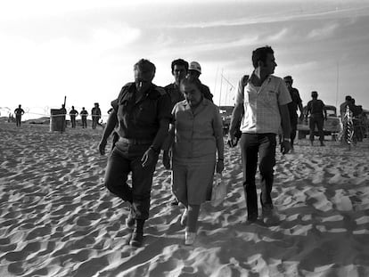 Visiting Israeli positions in the Sinai during the 1973 Arab-Israel War: Israeli Prime Minister Golda Meir with Ariel Sharon