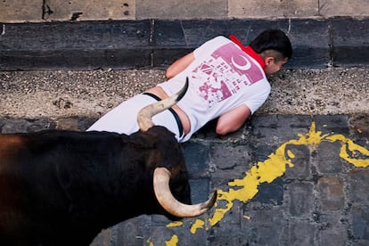 Un corredor tras caer al suelo al paso de uno de los toros de la ganadería de Álvaro Núñez.
