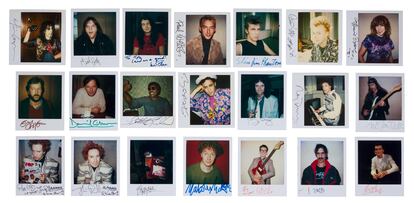 Conjunto de 'polaroids' firmadas por músicos y actores subastadas por Sotheby's.