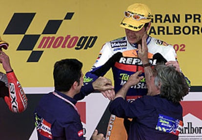 Fonsi Nieto recibe las felicitaciones de Jorge Martínez, <b></b><i>Aspar,</i> y su tío Ángel Nieto.