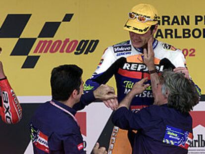 Fonsi Nieto recibe las felicitaciones de Jorge Martínez, <b></b><i>Aspar,</i> y su tío Ángel Nieto.
