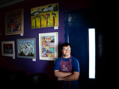 Un bar cultural en Argentina que genera trabajo y autonomía para personas con discapacidad