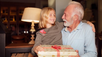 Artículo de EL PAÍS Escaparate que describe los mejore regalos para el día del Padre para un público mayor de 60 años.