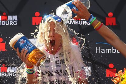La atleta australiana Sarah Crowley recibe una ducha de cerveza después de ganar el Ironman de Hamburgo (Alemania).