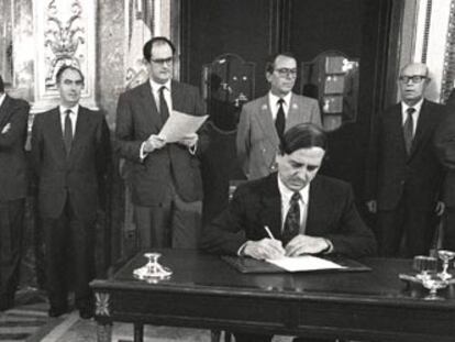 Firma en 1992 de la única reforma constitucional aprobada hasta ahora. Introdujo el derecho a voto de residentes de la UE.