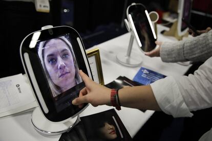 El HiMirror Mini, un espeko inteligente conectado a internet con Alexa, la asistente personal de Aamazon. El 7 de junio en Las Vegas, durante el CES.