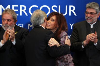 El presidente de Chile, Sebastian Pinera, abraza a su homóloga argentina, Cristina Fernández, mientras los presidentes de Brasil, Luiz Inacio Lula da Silva, y de Paraguay, Fernando Lugo, aplauden.