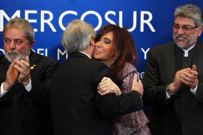 El presidente de Chile, Sebastian Pinera, abraza a su homóloga argentina, Cristina Fernández, mientras los presidentes de Brasil, Luiz Inacio Lula da Silva, y de Paraguay, Fernando Lugo, aplauden.