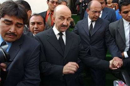 El ex presidente Carlos Salinas de Gortari (centro), el martes durante el funeral de su hermano Enrique.