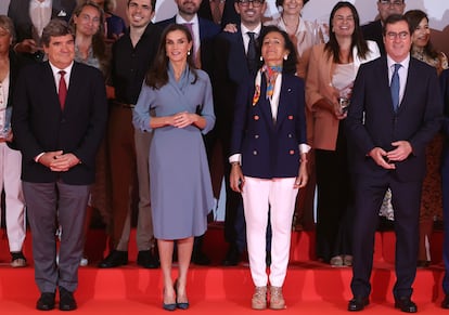 La reina Letizia reconoció ayer la gran fortaleza que tienen las ONG que consiguen cambiar las cosas y “dar una oportunidad a quienes han perdido la esperanza”, con “mucho trabajo, sacrificio y gran profesionalidad”. Doña Letizia presidió, junto a la presidenta de Banco Santander, Ana Botín, la entrega de premios de la XV convocatoria de Euros por tu nómina, una iniciativa con la que el banco reparte cerca de 700.000 euros entre los 15 proyectos ganadores, que trabajan con colectivos vulnerables.