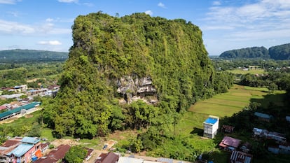 Foto aérea de la Colina Karampuang, donde se encuentra la cueva que contiene pinturas rupestres, en la isla de Célebes, Indonesia.