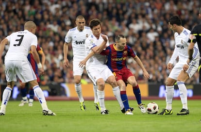 Iniesta, rodeado por Pepe, Benzema, Xabi Alonso y Cristiano, en un duelo de 2011 entre el Real Madrid y el Barcelona.