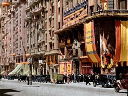 La Gran Vía de Madrid, repleta de banderas y lemas franquistas en los años cuarenta, en una imagen coloreada de la serie 'España, el siglo XX en color'.