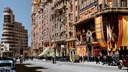 La Gran Vía de Madrid, repleta de banderas y lemas franquistas en los años cuarenta, en una imagen coloreada de la serie 'España, el siglo XX en color'.