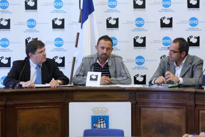 De izquierda a derecha, Iñaki Almandoz, representante de Kutxa, entidad que patrocina el concierto; el concejal de Cultura, Denis Itxaso, e Iñigo Alberdi, ayer en la presentación del recital en el Ayuntamiento de San Sebastián.
El organista Willibald Guggenmos actúa en la Quincena Musical.