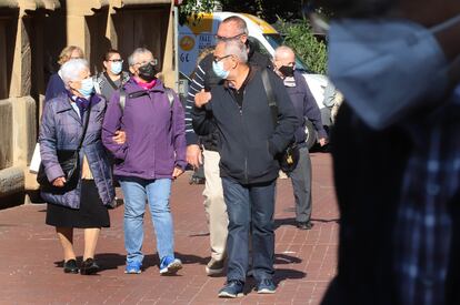 Varias personas mayores pasean por una calle de Terrassa (Barcelona).