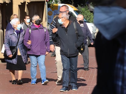 Varias personas mayores pasean por una calle de Terrassa (Barcelona).