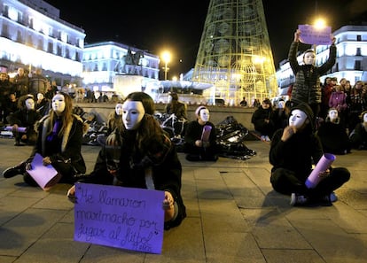 Varias jóvenes protestan contra la violencia machista en la Puerta del Sol de Madrid, en el Día Internacional para la Eliminación de la Violencia contra las Mujeres, en 2015.