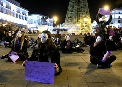 Varias jóvenes protestan contra la violencia machista en la Puerta del Sol de Madrid, en el Día Internacional para la Eliminación de la Violencia contra las Mujeres, en 2015.