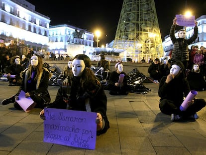 Varias jóvenes protestan contra la violencia machista en la Puerta del Sol de Madrid, en el Día Internacional para la Eliminación de la Violencia contra las Mujeres, en 2015.