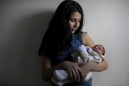 Ianka Mikaelle Barbosa, de 18 años, posa con Sophia, su segundo hijo y nacido con microcefalia, en el hospital Pedro I en Campina Grande, Brasil.