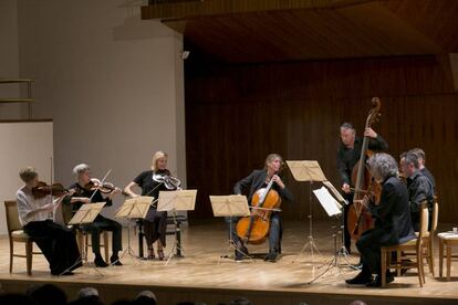 La violonchelista Kristin von der Goltz, en el centro, pendiente de sus compañeros durante la interpretación del 'Octeto' de Schubert.