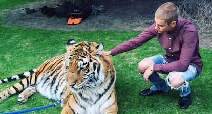 Justin Bieber, junto al tigre, en la fotografía que publicó el pasado mayo en su Instagram.