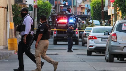 Autoridades de Guadalajara acordonan una calle por el registro de un múltiple homicidio en Celaya, en mayo de 2024.