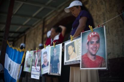 Las madres y familiares de migrantes centroamericanos desparecidos en tránsito por México, mostrando sus fotos en la estación de Huitxla, en Chiapas.