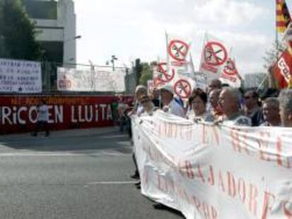 Unas 300 personas en una manifestación, convocada por CCOO y CGT, el pasado 19 de octubre entre la fábrica de Panrico en Santa Perpètua de Mogoda (Barcelona) y el Ayuntamiento de esta población en defensa de la continuidad de los empleos de esta empresa. EFE/Archivo