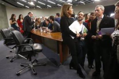 La vicepresidenta del Gobierno, Soraya Sáenz de Santamaría (d), y el ministro de Hacienda, Cristóbal Montoro (i), conversan con los periodistas tras la rueda de prensa posterior a la reunión del Consejo de Ministros.