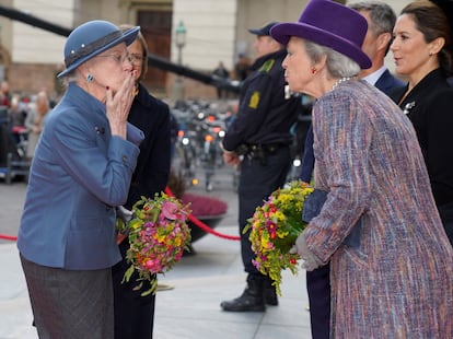 La reina Margarita saluda a su hermana, la princesa Benedicta, en un acto en octubre de 2020.